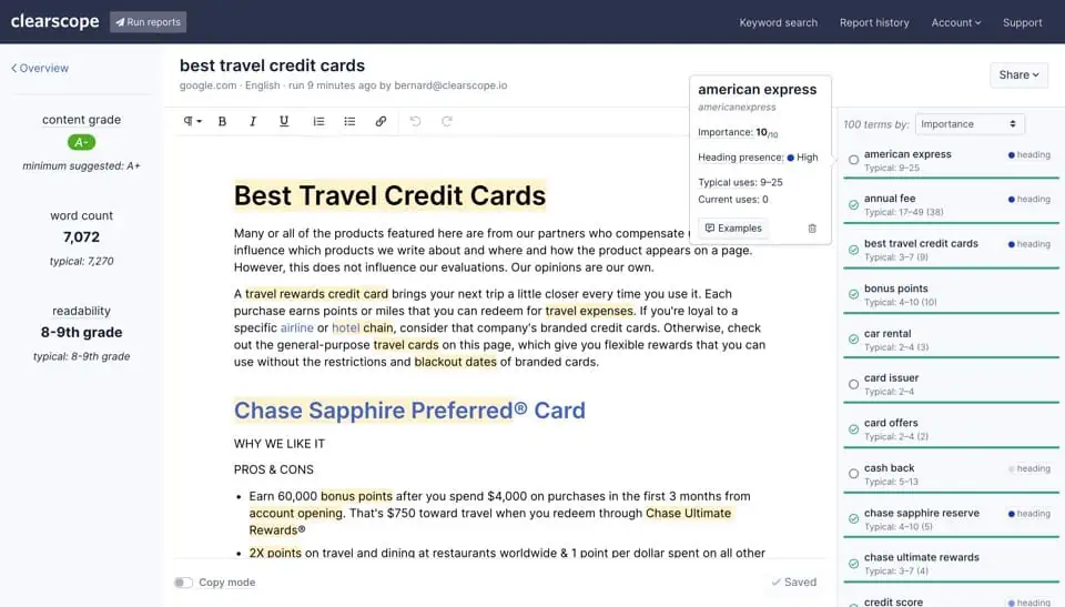 Clearscope est un outil d'IA SEO. La capture d'écran montre Clearscope en action, suggérant des mots-clés à inclure dans un article intitulé Les meilleures cartes de crédit de voyage.